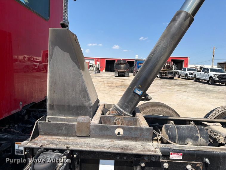 image for item FI0404 2016 Peterbilt 567 dump truck