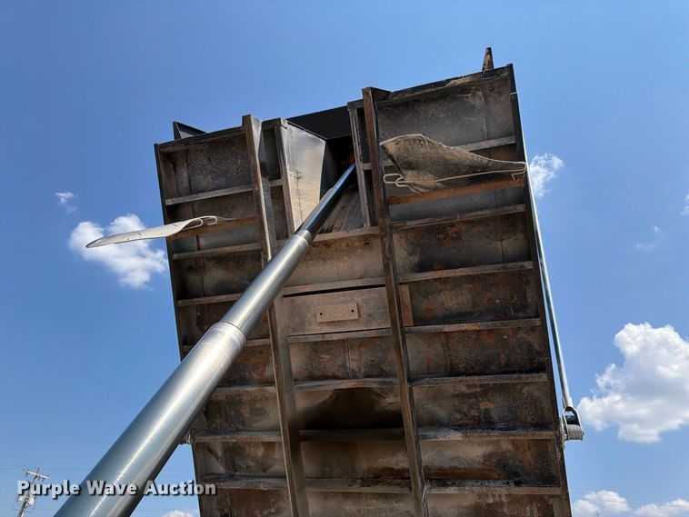 image for item FI0404 2016 Peterbilt 567 dump truck