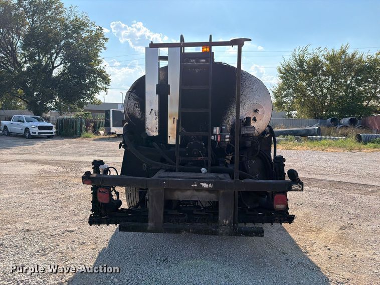 image for item FI0407 2007 Sterling L7500 oil distributor truck