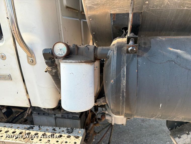 image for item FI0407 2007 Sterling L7500 oil distributor truck