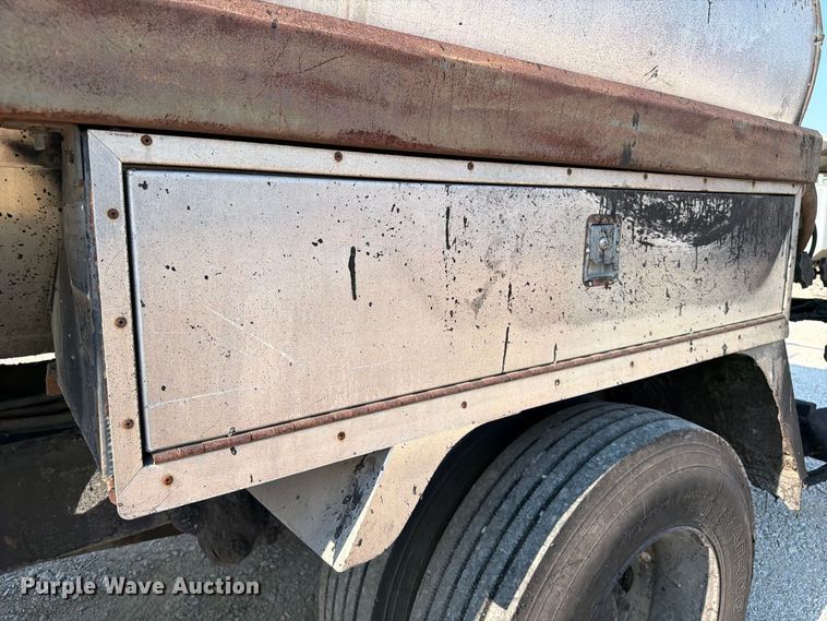 image for item FI0407 2007 Sterling L7500 oil distributor truck