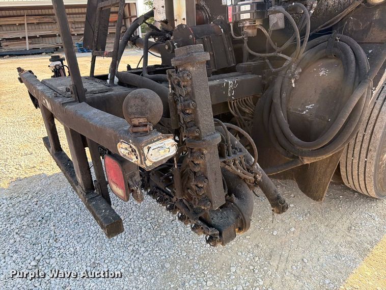 image for item FI0407 2007 Sterling L7500 oil distributor truck