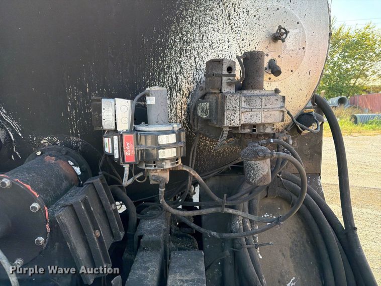 image for item FI0407 2007 Sterling L7500 oil distributor truck
