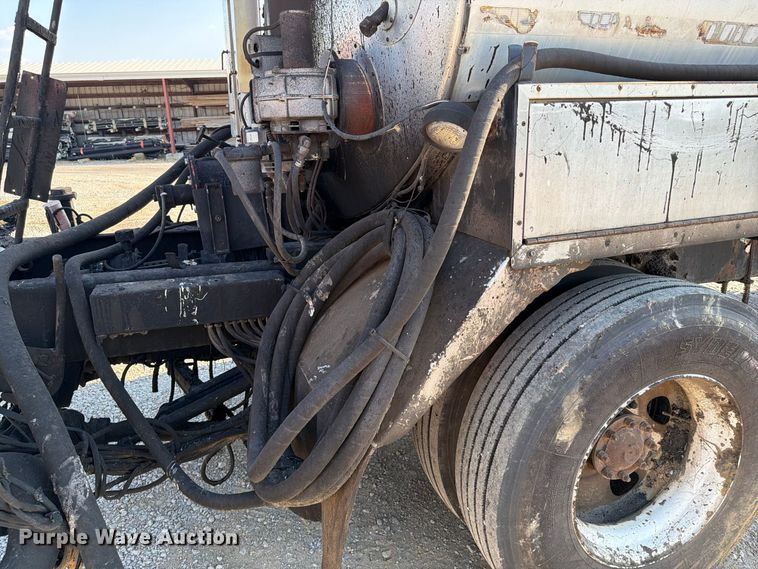 image for item FI0407 2007 Sterling L7500 oil distributor truck