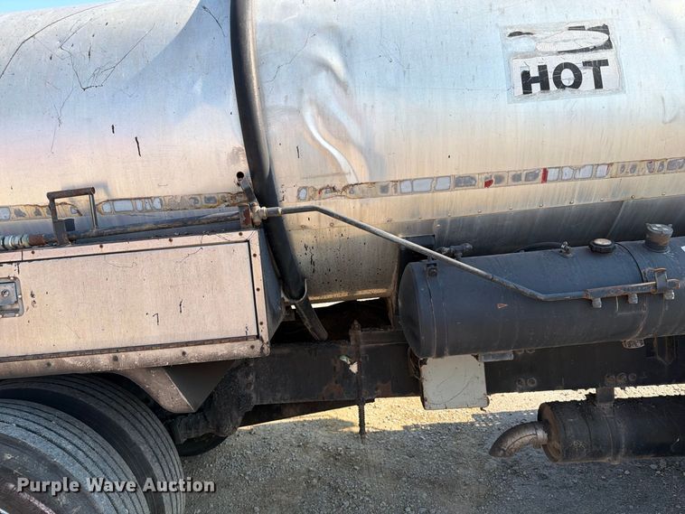 image for item FI0407 2007 Sterling L7500 oil distributor truck