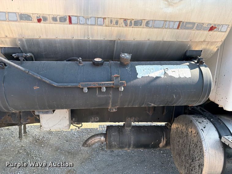 image for item FI0407 2007 Sterling L7500 oil distributor truck
