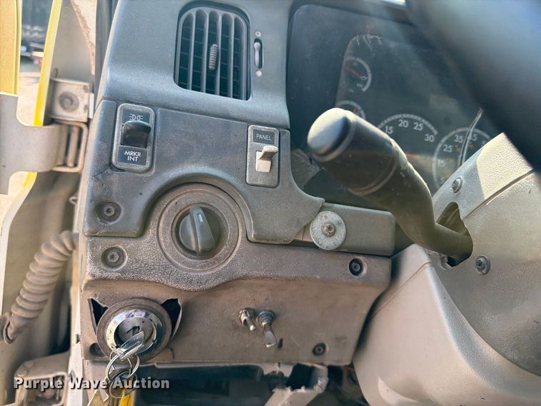 image for item FI0407 2007 Sterling L7500 oil distributor truck