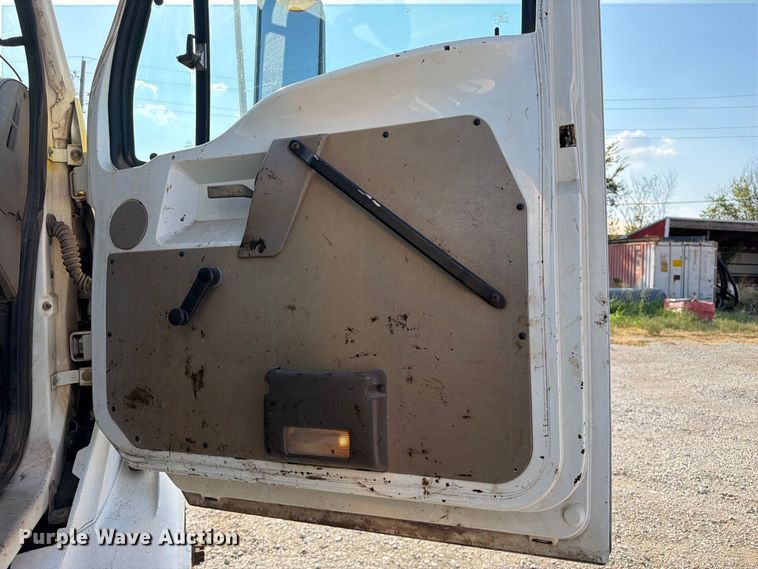 image for item FI0407 2007 Sterling L7500 oil distributor truck