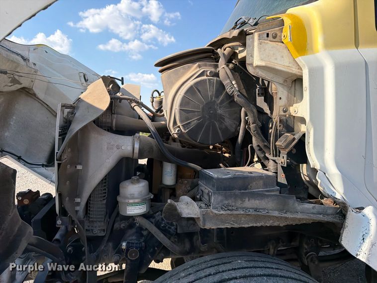 image for item FI0407 2007 Sterling L7500 oil distributor truck