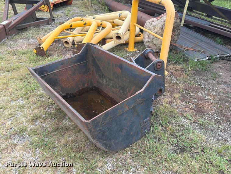 image for item FI1014 H&H K3000 42 Tilt DC hydraulic tilting bucket