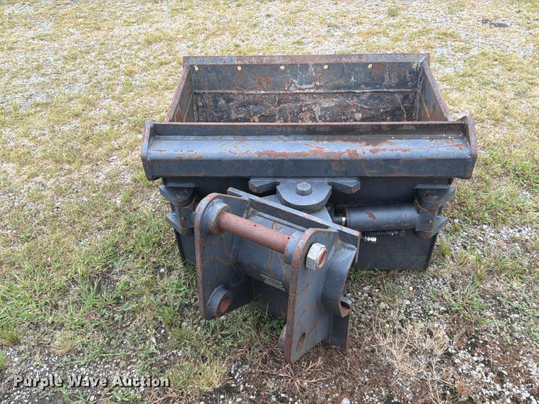 image for item FI1014 H&H K3000 42 Tilt DC hydraulic tilting bucket