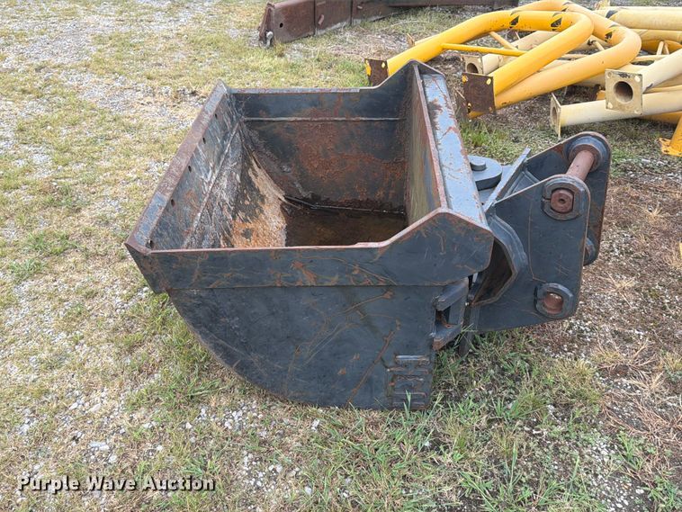 image for item FI1014 H&H K3000 42 Tilt DC hydraulic tilting bucket
