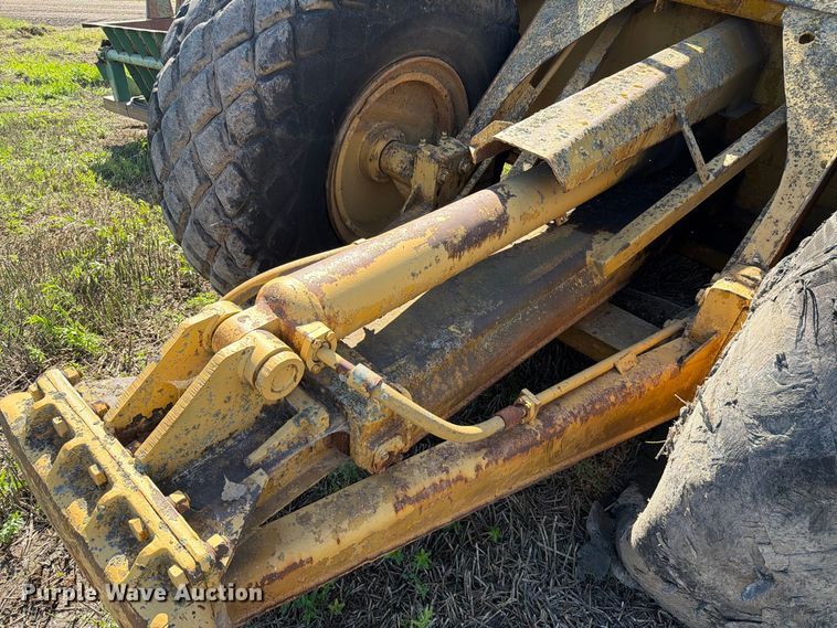 image for item FJ0504 Caterpillar 463 pull type scraper