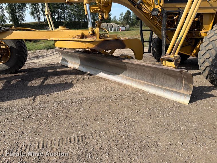 image for item FJ0505 2001 Caterpillar 14H motor grader