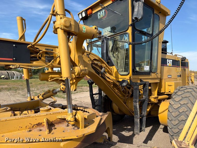image for item FJ0505 2001 Caterpillar 14H motor grader