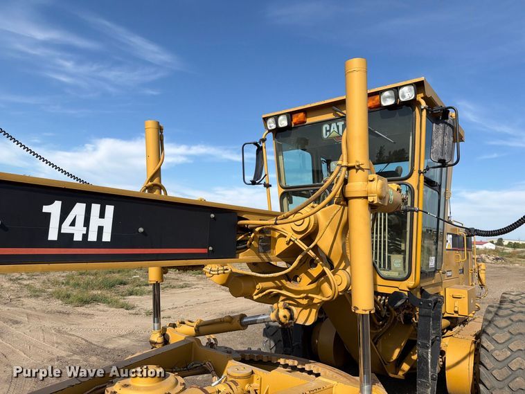image for item FJ0505 2001 Caterpillar 14H motor grader
