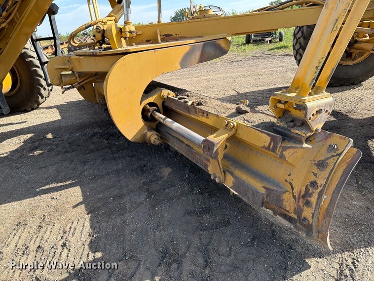 image for item FJ0505 2001 Caterpillar 14H motor grader
