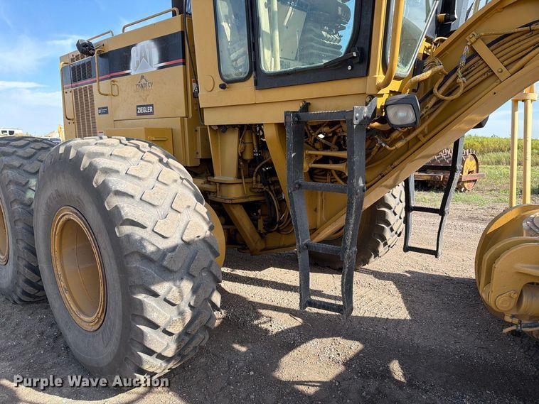 image for item FJ0505 2001 Caterpillar 14H motor grader