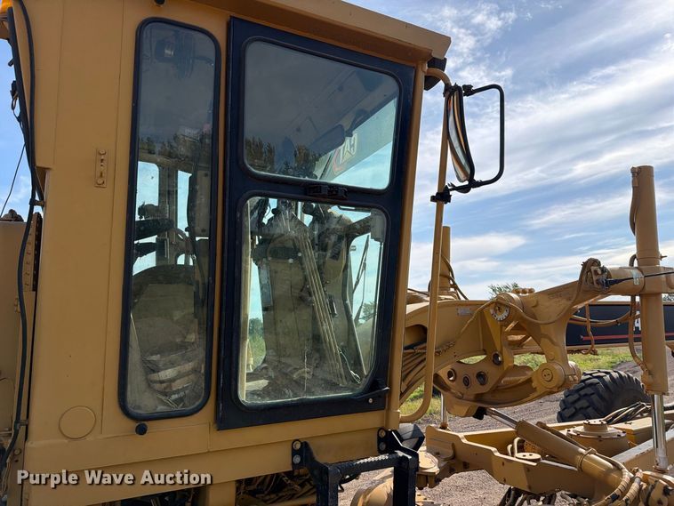 image for item FJ0505 2001 Caterpillar 14H motor grader
