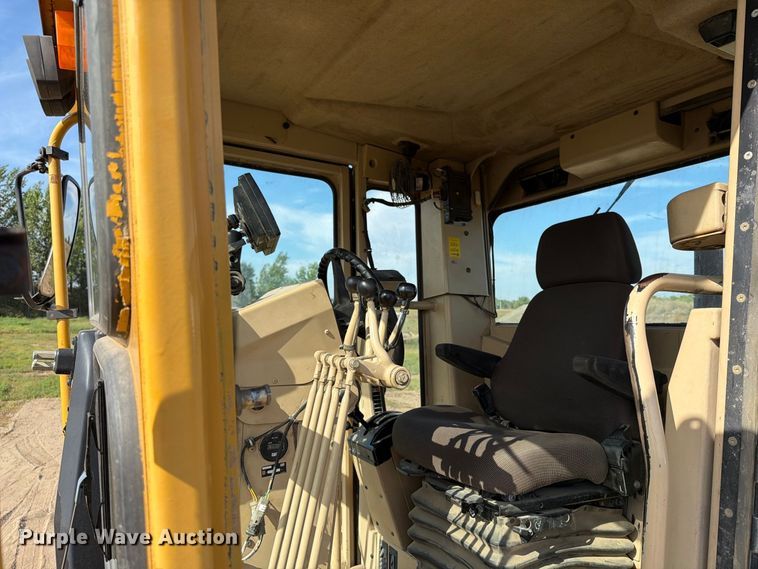 image for item FJ0505 2001 Caterpillar 14H motor grader