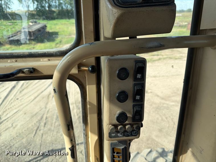 image for item FJ0505 2001 Caterpillar 14H motor grader