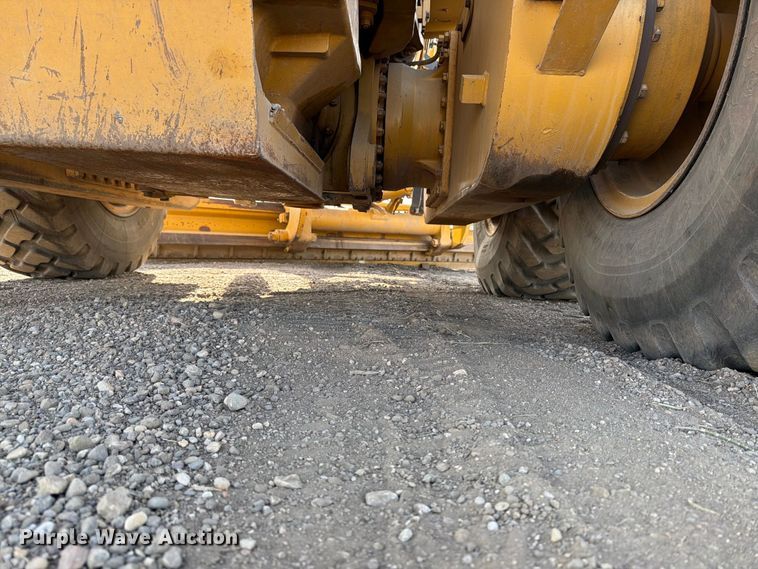 image for item FJ0505 2001 Caterpillar 14H motor grader