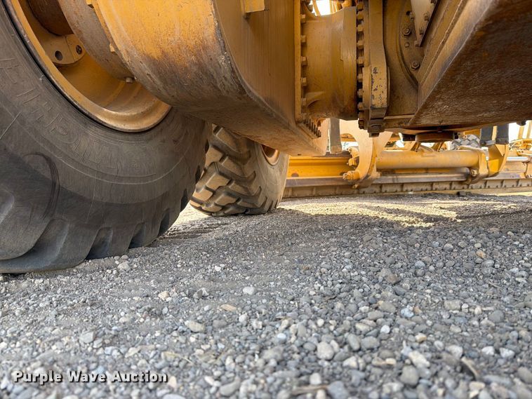 image for item FJ0505 2001 Caterpillar 14H motor grader