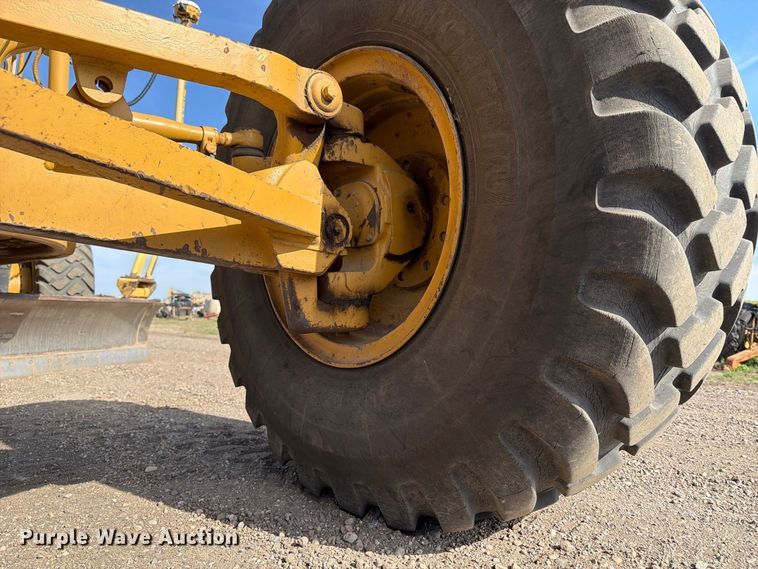 image for item FJ0505 2001 Caterpillar 14H motor grader