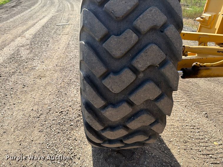 image for item FJ0505 2001 Caterpillar 14H motor grader