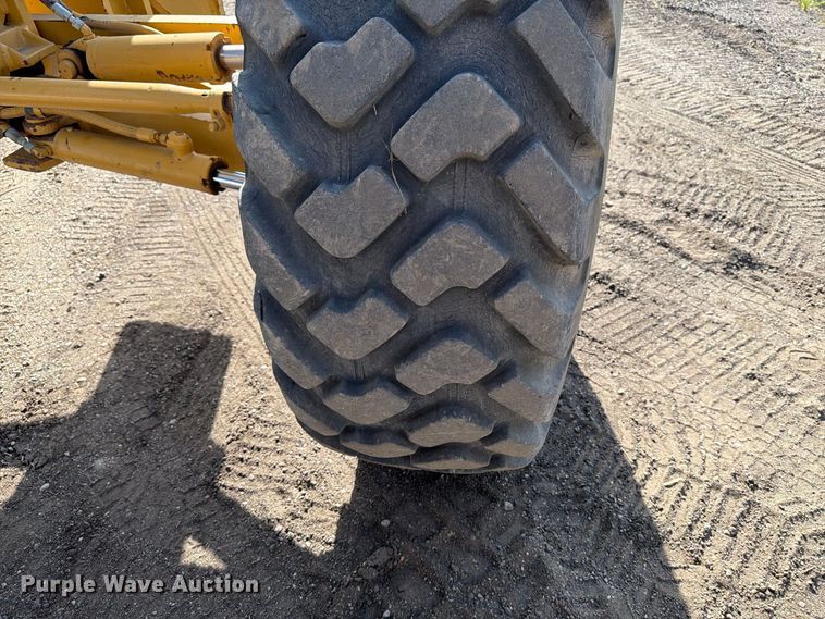 image for item FJ0505 2001 Caterpillar 14H motor grader
