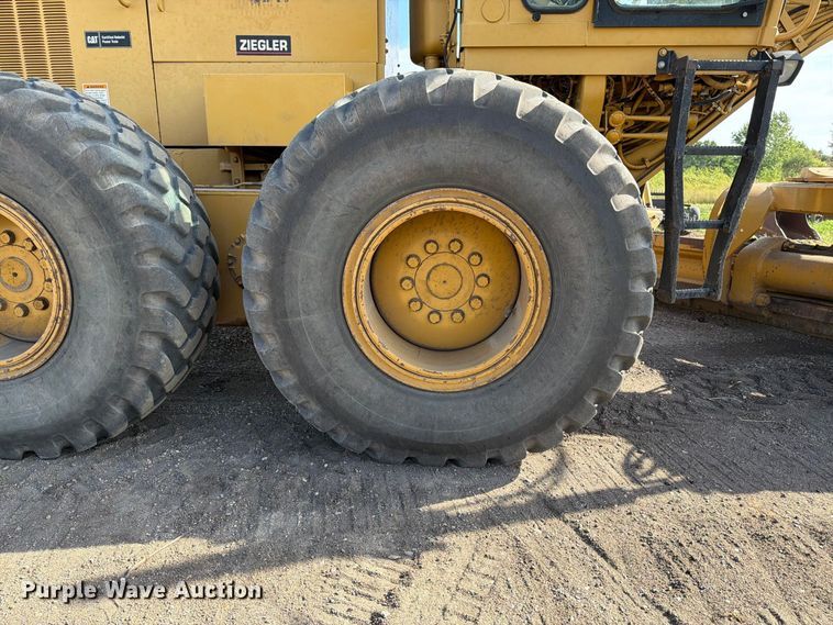 image for item FJ0505 2001 Caterpillar 14H motor grader