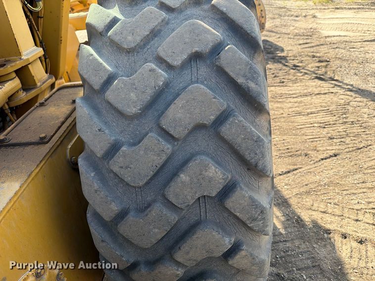 image for item FJ0505 2001 Caterpillar 14H motor grader