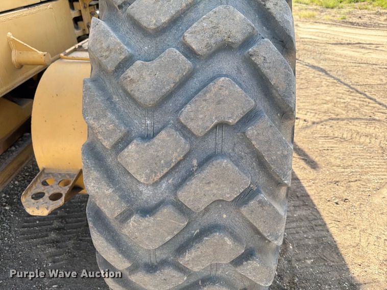 image for item FJ0505 2001 Caterpillar 14H motor grader