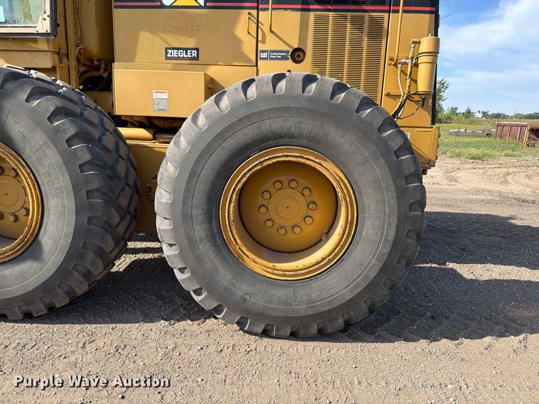 image for item FJ0505 2001 Caterpillar 14H motor grader