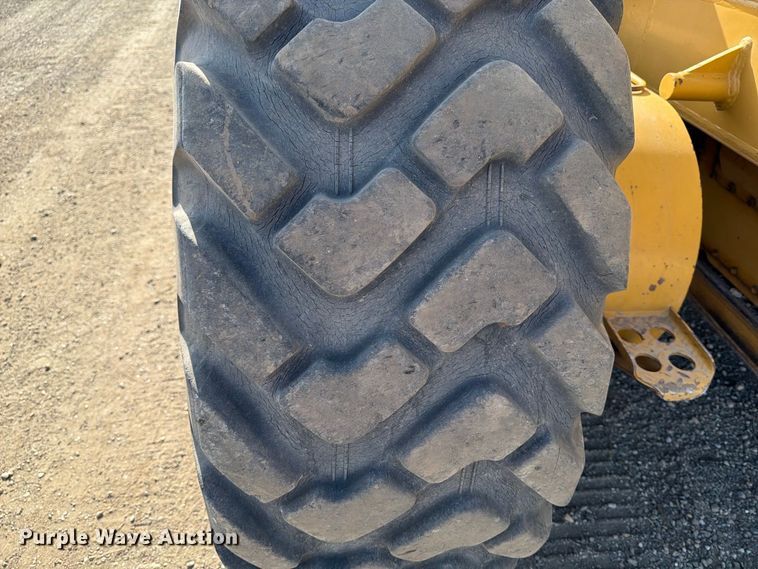 image for item FJ0505 2001 Caterpillar 14H motor grader