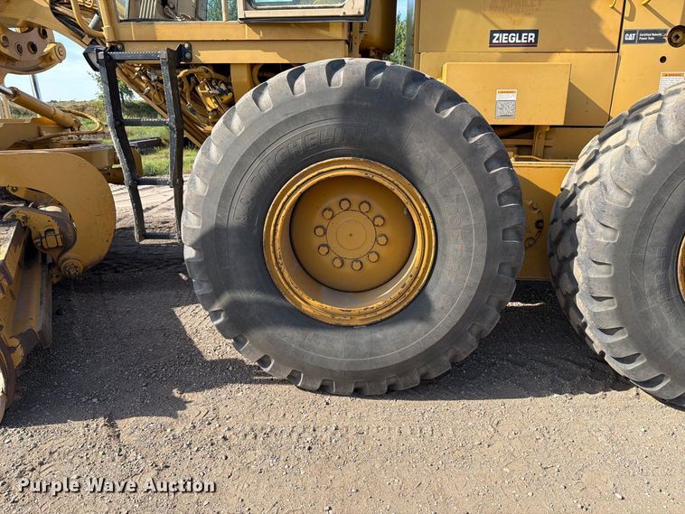 image for item FJ0505 2001 Caterpillar 14H motor grader