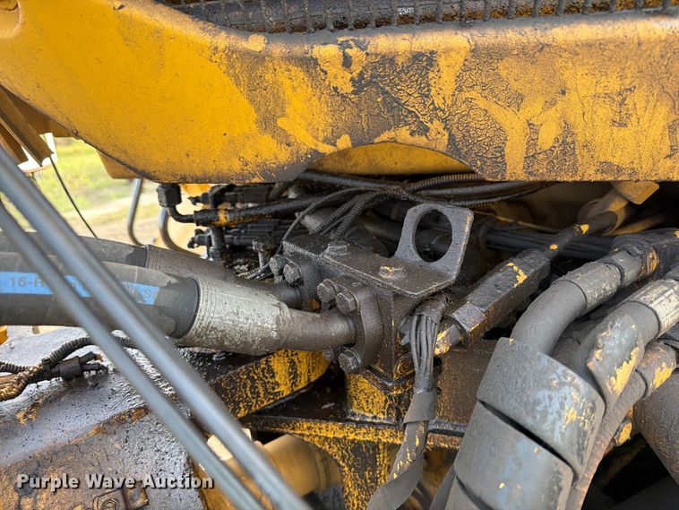 image for item FJ0510 Caterpillar 725 articulating haul truck chassis