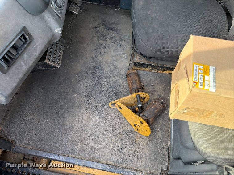image for item FJ0510 Caterpillar 725 articulating haul truck chassis