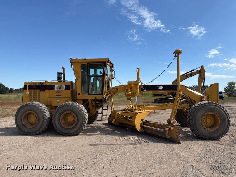 image for item FJ0518 2001 Caterpillar 14H motor grader