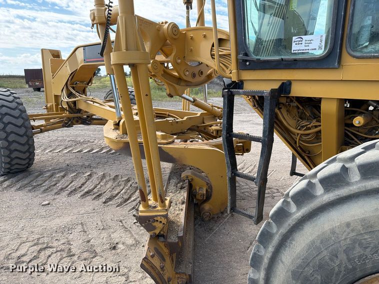 image for item FJ0518 2001 Caterpillar 14H motor grader