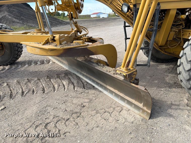image for item FJ0518 2001 Caterpillar 14H motor grader