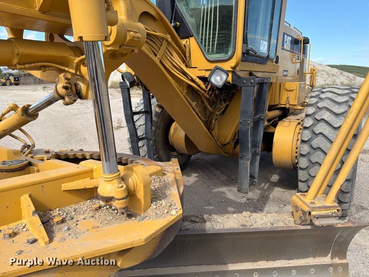 image for item FJ0518 2001 Caterpillar 14H motor grader