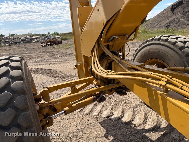 image for item FJ0518 2001 Caterpillar 14H motor grader