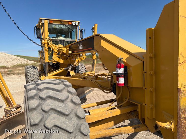 image for item FJ0518 2001 Caterpillar 14H motor grader
