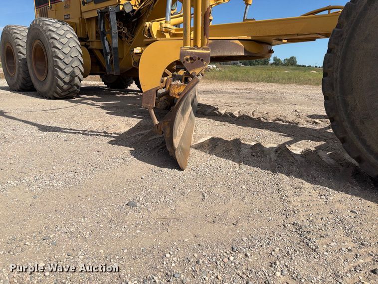 image for item FJ0518 2001 Caterpillar 14H motor grader