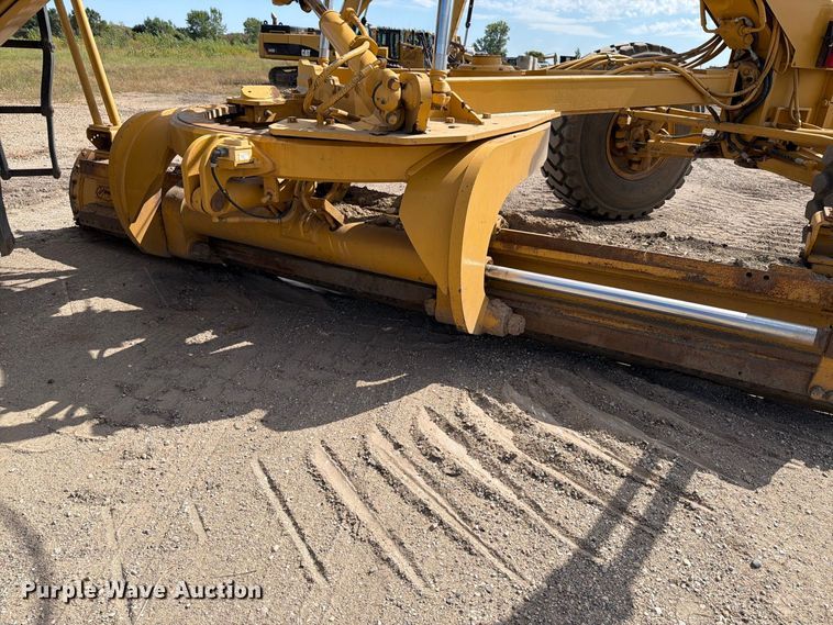 image for item FJ0518 2001 Caterpillar 14H motor grader