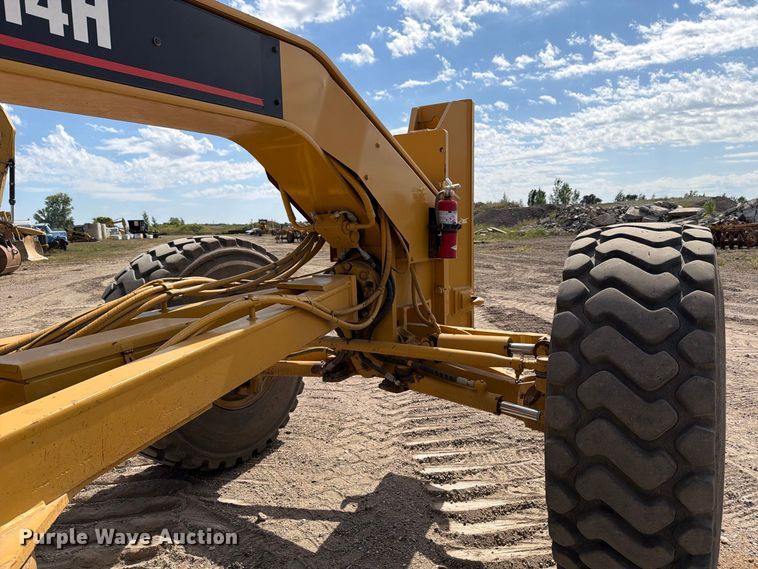 image for item FJ0518 2001 Caterpillar 14H motor grader