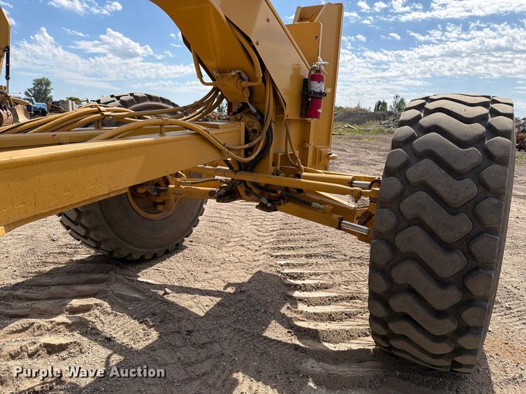 image for item FJ0518 2001 Caterpillar 14H motor grader