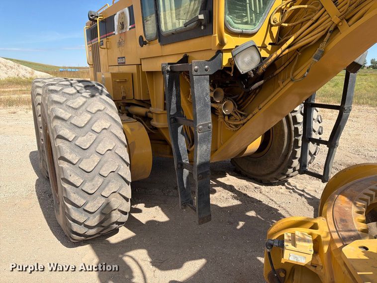 image for item FJ0518 2001 Caterpillar 14H motor grader