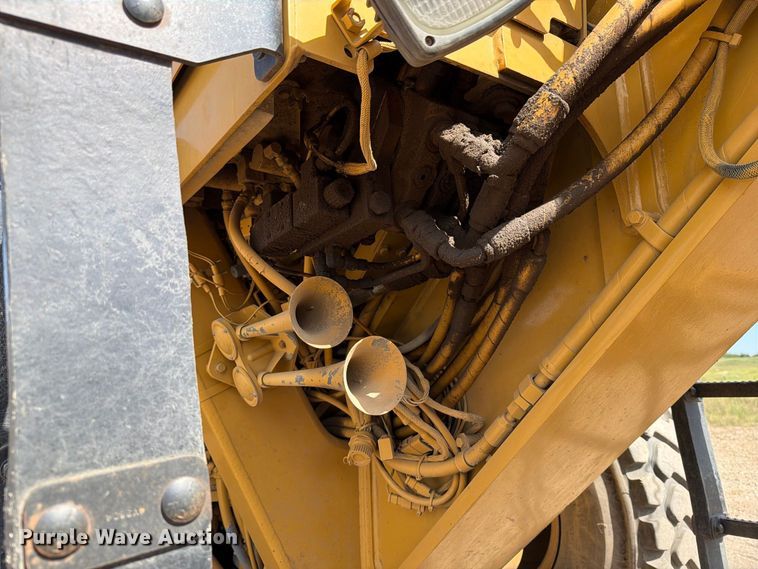 image for item FJ0518 2001 Caterpillar 14H motor grader